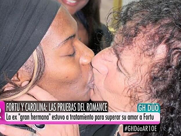 El beso que confirma la relación entre Fortu y Carolina Sobe.