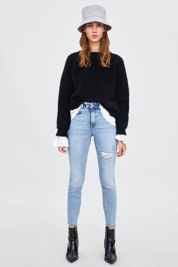 Jeans high rise distressed rotos de tiro alto y con acabado deshilachado, 17,99 euros.