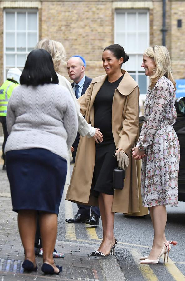 Meghan Markle sigue dando lecciones de estilo premamá magistrales, y en esta ocasión, además, ha vuelto a dejarnos un ejemplo más que claro de que lo suyo es la moda de lujo: su abrigo tipo trench de Oscar de la Renta, un diseño de silueta oversize maravilloso, cuesta ni más ni menos que 3.380 euros. Eso sí, su bolso de mano de Victoria Beckham está de rebajas porque es de la temporada pasada, y su precio ha bajado de 1.700 a 712 euros...