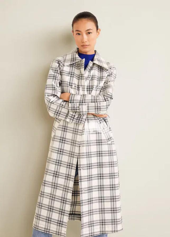 Trench de cuadros revestido, 99,99 euros.