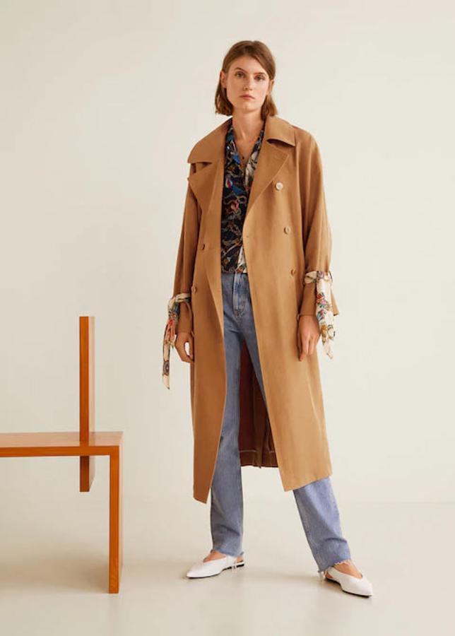 Trench con detalle de lazo tipo pañuelo en las mangas, 69,99 euros.