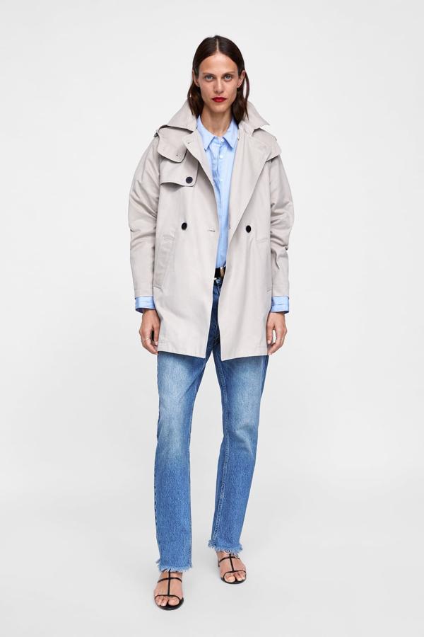 Trench con capucha desmontable y trabillas en los hombros, 29,99 euros.