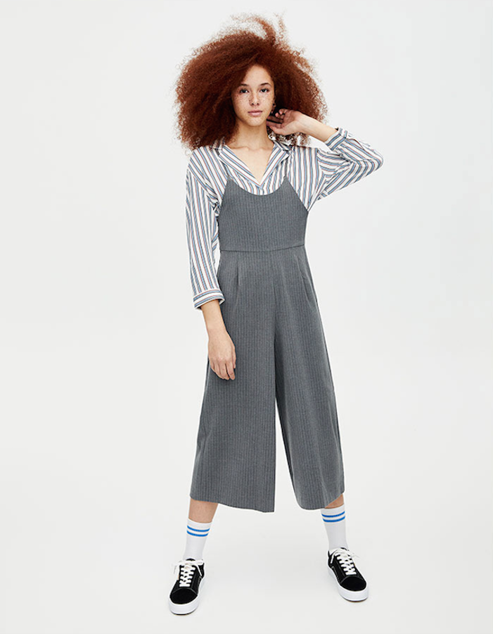 Una de las prendas estrella de la nueva colección dedicada a las rayas de Pull&Bear es este peto gris con microrayas blancas, con las perneras anchas y a media pantorrilla. Combinado con una camisa de rayas en tonos azules (15,95 euros). queda fantástico.
