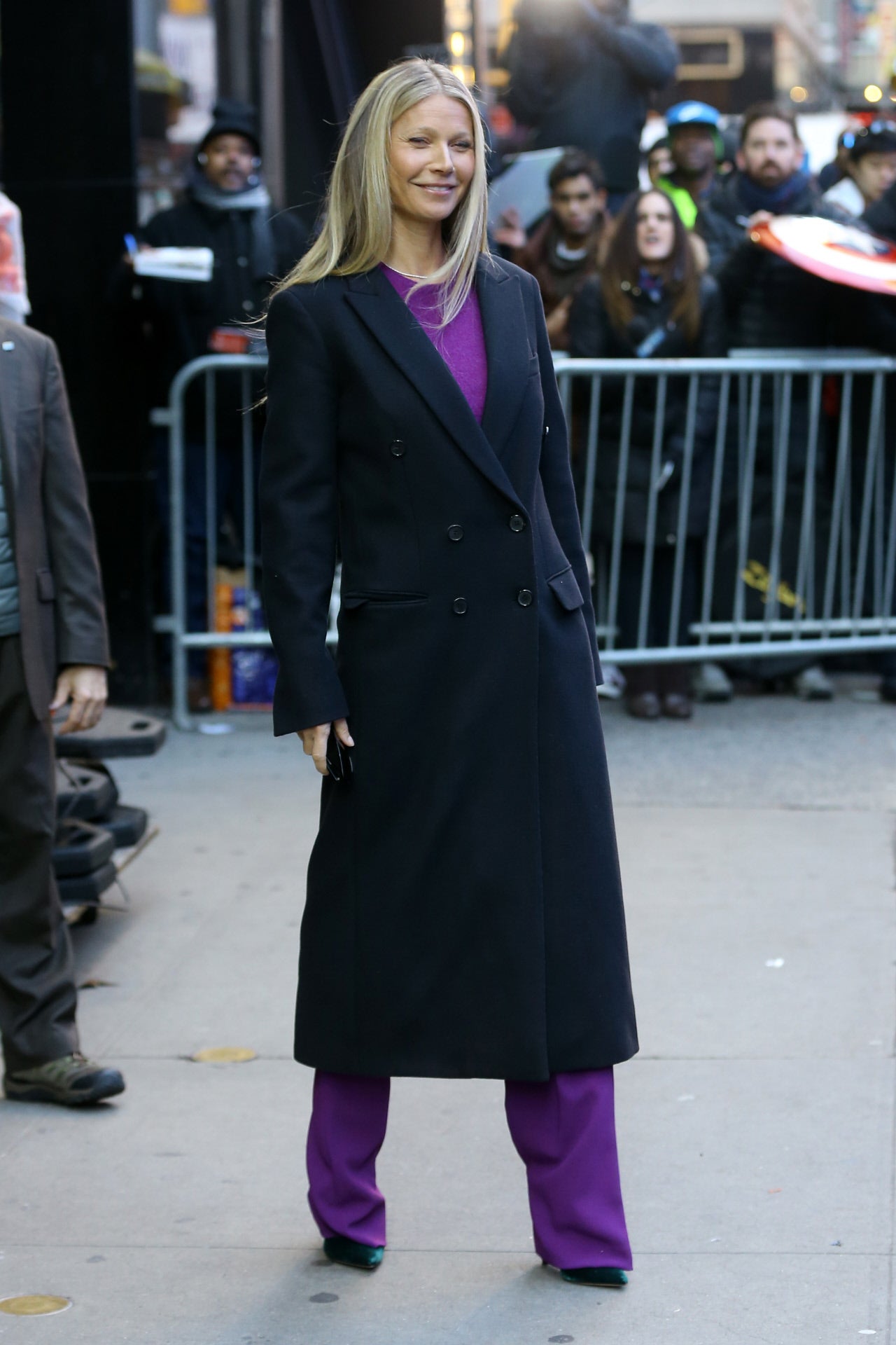 Las tiendas están repletas de abrigos de corte masculino tan clásicos como el de la actriz Gwyneth Paltrow. Y no es que sean ahora tendencia, es que lo son y lo serán siempre. Busca uno entallado de la cintura si eres más de marcar tu curvas.