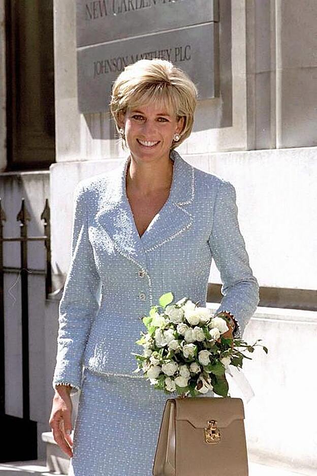 Lady Di, cuando todavía se ponía este maravilloso traje de Chanel