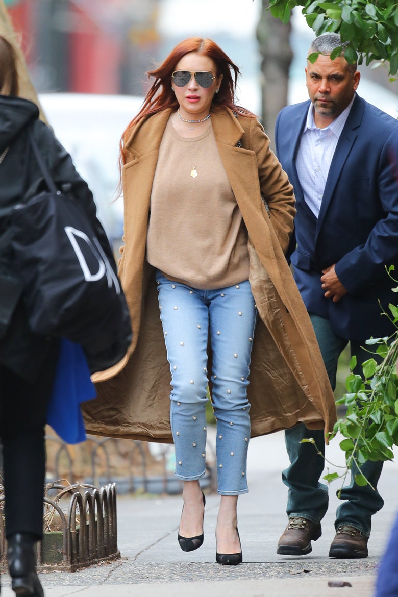 El  abrigo camel es la prenda de fondo de armario  que nunca pasa de moda, cada invierno volverás a lucirlo con ganas porque si te cansas de él ya aparecerá alguna famosa con un lookazo (como este de Lindsay Lohan) para darte toda la envidia del mundo.