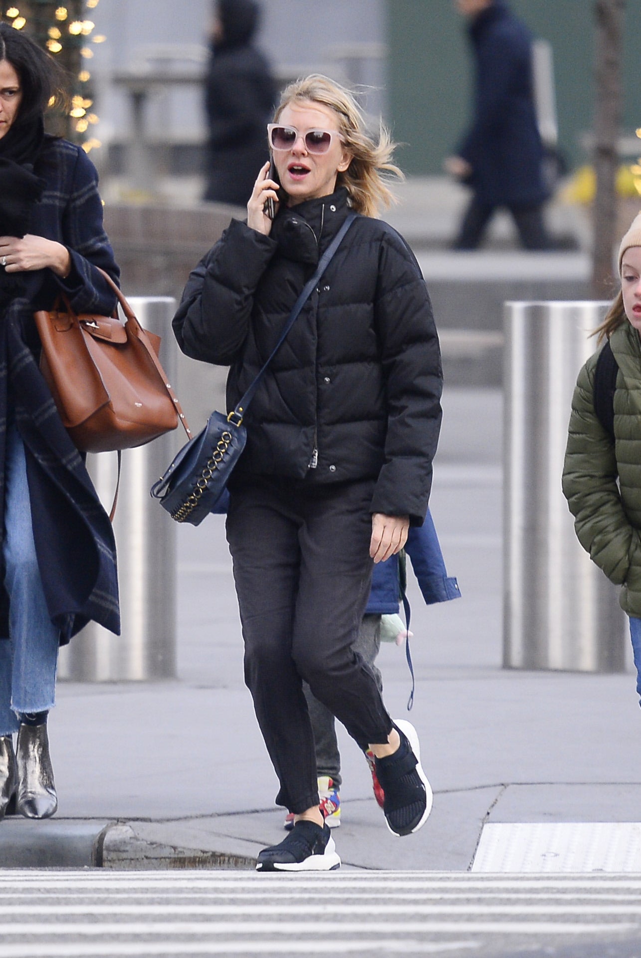 Nadie se esperaba que los plumíferos volvieran a estar de moda, y esta temporada han vuelto más fuertes que nunca. Son perfectos para completar un look deportivo o casual. Naomi Watts lo prefiere negro pero aquí tienes una selección de  todos los que hay disponibles en tiendas  como Mango o Zara.