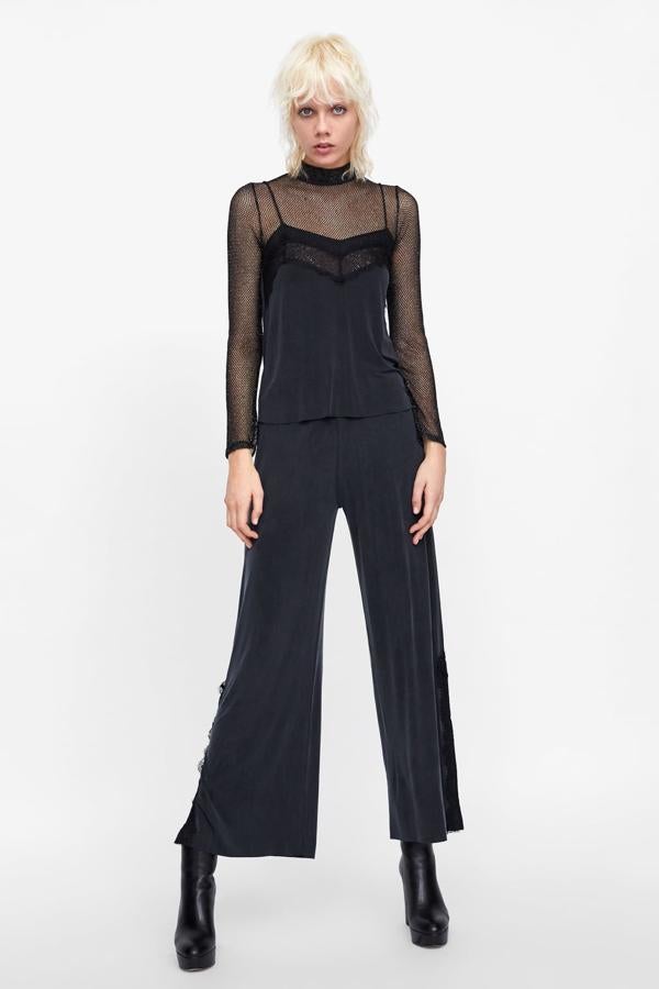 Pantalón cupro con cintura elástica y bajo con aberturas laterales, 15,99 euros.