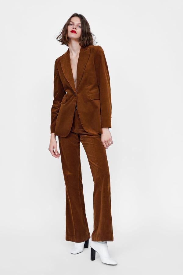 Pantalón flare de pana y tiro alto, 17,99 euros.