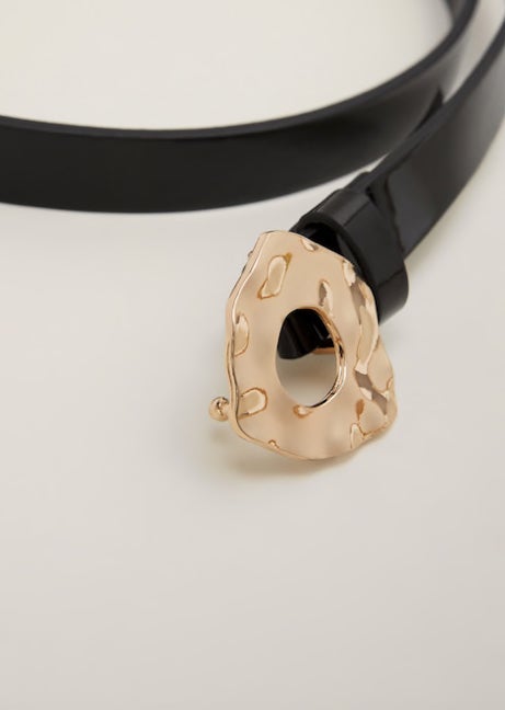 Cinturón con hebilla en dorado de Mango: 5,99 euros.