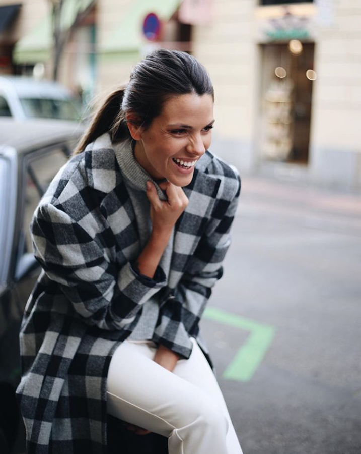 La colaboradora de televisión ha dado un subidón estilístico notable en los últimos años, hasta convertirse en una de las "influencers" televisivas que más predicamento tienen en la moda. Una vez más, su elección estilística de este abrigo de cuadros es impecable.