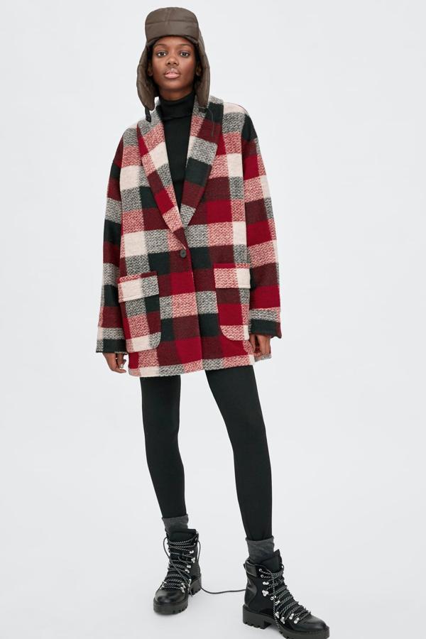 Abrigo corto y amplio con grandes bolsillos frontales como solapa, bajo asimétrico y cierre con botones (Zara, 39,99 euros).