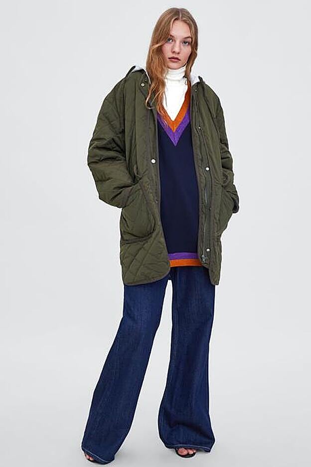 Chaqueta acolchada en verde militar, con capucha y bolsillos (39,99 euros).