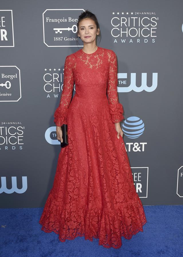 El inconfundible rojo de Valentino pinta el imponente vestido de Nina Dobrev en los Critics' Choice Awards.