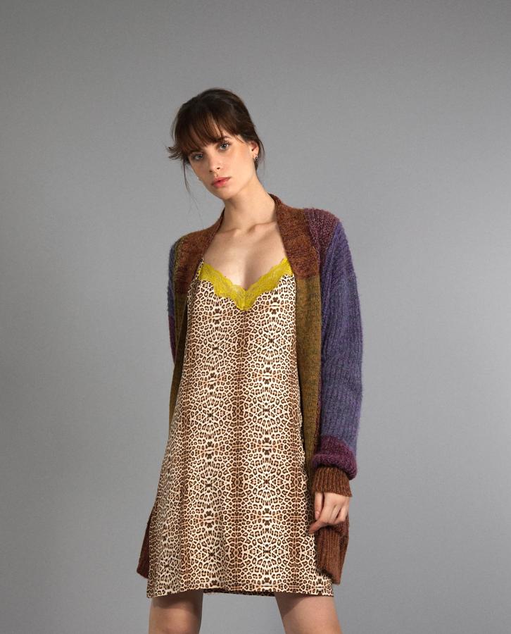 Es un camisón 'animal print', pero nosotros nos lo pondríamos como vestido para salir a la calle con este mismo cárdigan de lana. Está rebajado en Zara Home de 29.95 a 15.99 euros.