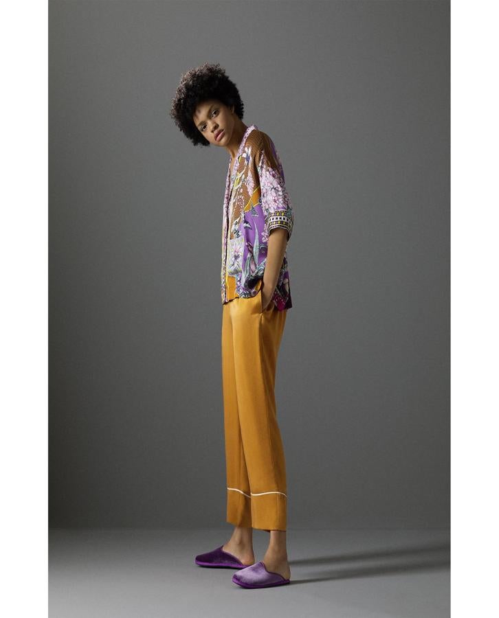Otro pijama de las rebajas de Zara Home que nos parece ideal para un look de calle muy sofisticado. La camisa con estampado 'patchwork' pasa de 49.95 a 29.99 euros; y el pantalón mostaza, de 59.95 a 29.99 euros.