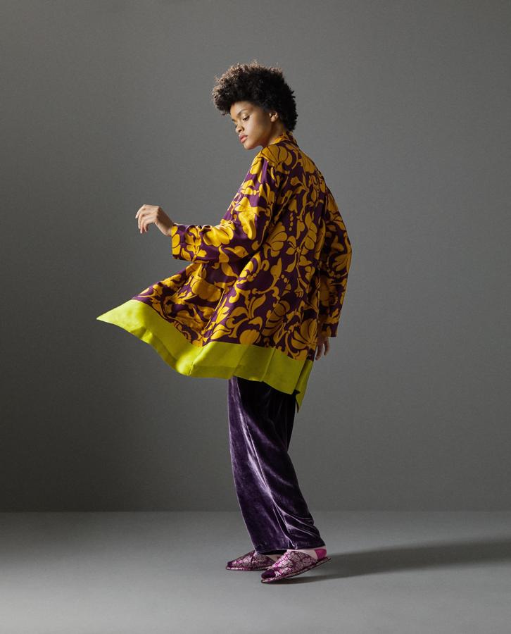 Este kimono con estampado floral pasa de 59.95 a 29.99 euros en las rebajas de Zara Home.