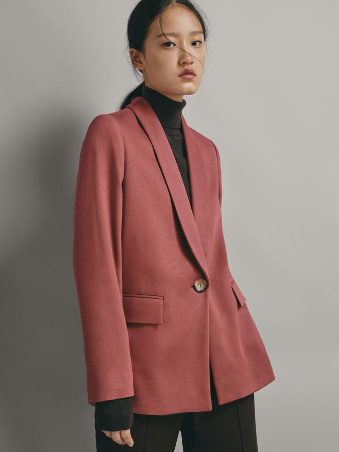 "Oversize" y abrochada con un solo botón central, 59,95 euros.