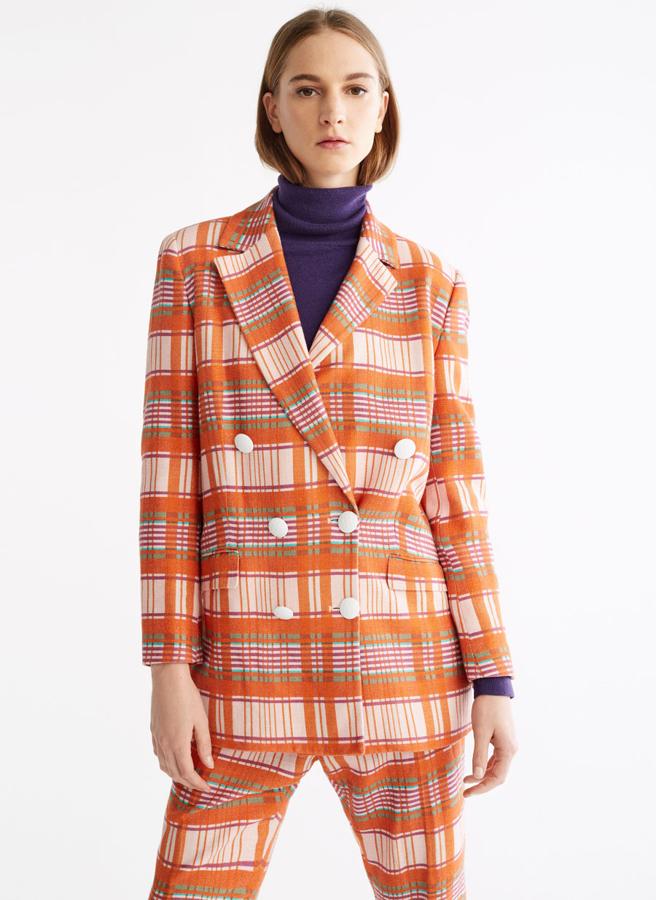 Blazer de cuadros de colores, de inspiración retro con doble botonadura, 89,95 euros.