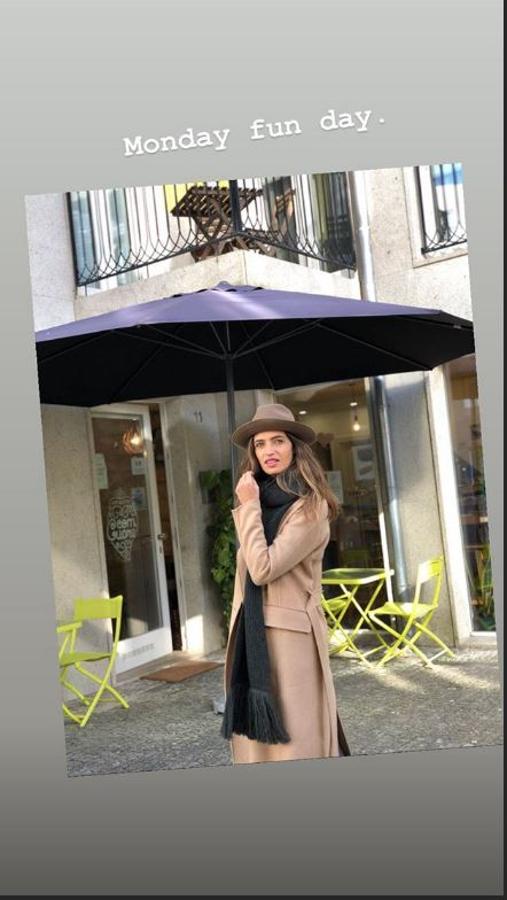 En esta ocasión, Sara Carbonero ha apostado por un maxi abrigo de paño beige con cinturón, una de esas prendas de fondo de armario en las que siempre merece la pena invertir porque nunca pasan de moda. Y si puede ser en las rebajas, como hemos hecho nosotras, mejor que mejor...