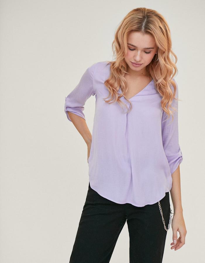 Camisa larga con cuello en pico y en color lila, 12,99 euros.