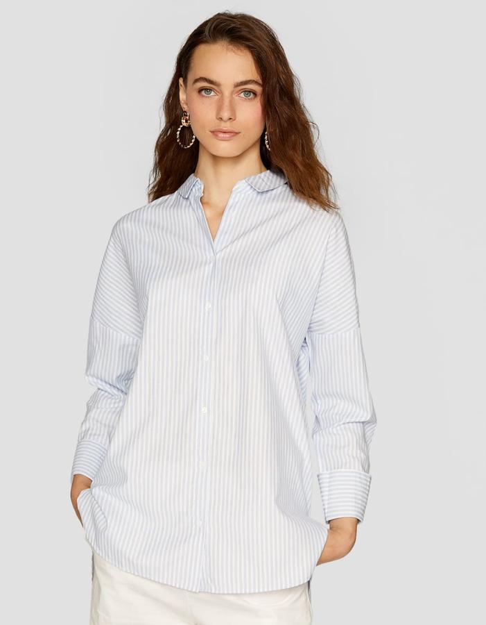 Camisa 'oversize' en color azul y con diseño de rayas verticales, 12,99 euros.