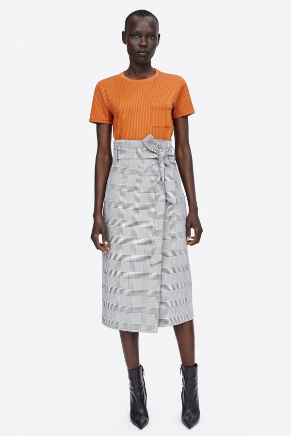 Camiseta con canalé y bolsillo frontal, 9,99 euros.