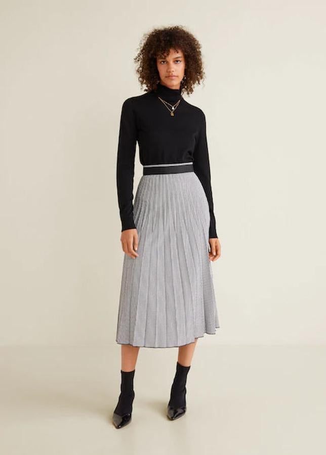 Falda midi plisada en color gris claro, 19,99 euros.