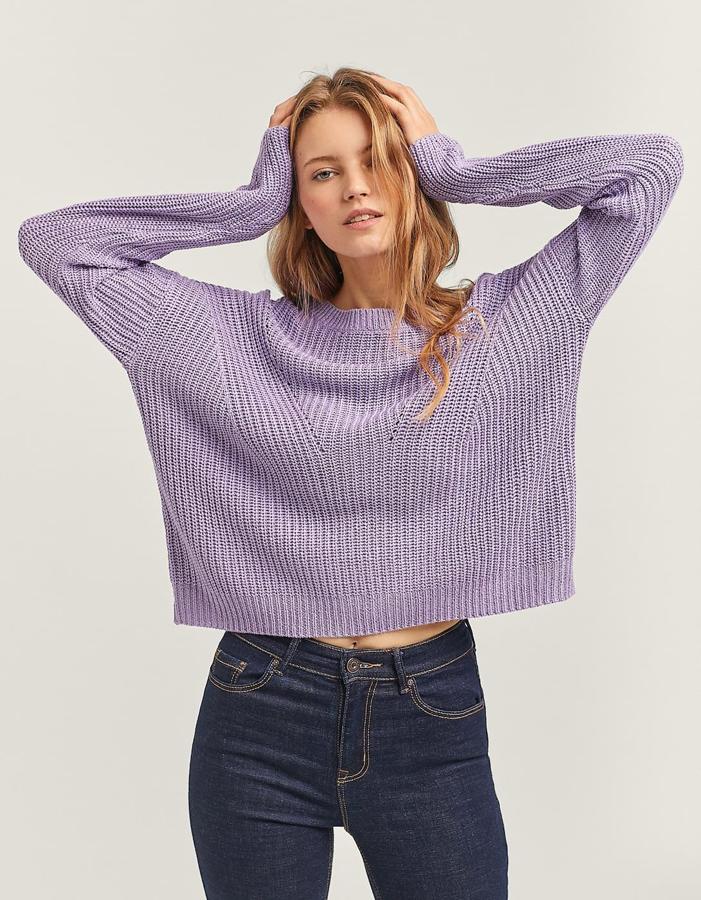 Jersey de punto en color morado, 9,99 euros.