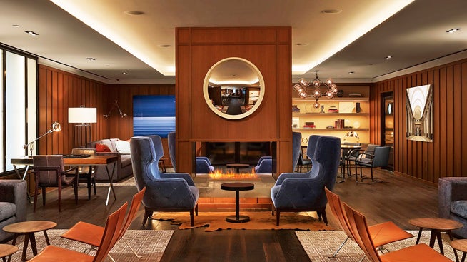 Sutton Place es un hotel apartamento concebido como si fuera un club. Su piscina cubierta, el gimnasio o la zona de cócteles, son un buen punto de encuentro en el centro de Manhattan.