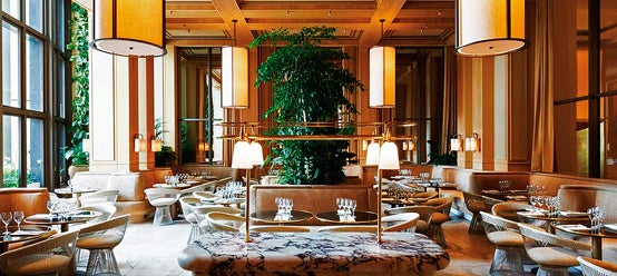 El nuevo restaurante donde ver y ser visto es Le Girafe. Aquí reina el espíritu del nuevo Art Déco revisitado por el cotizado interiorista Joseph Dirand.