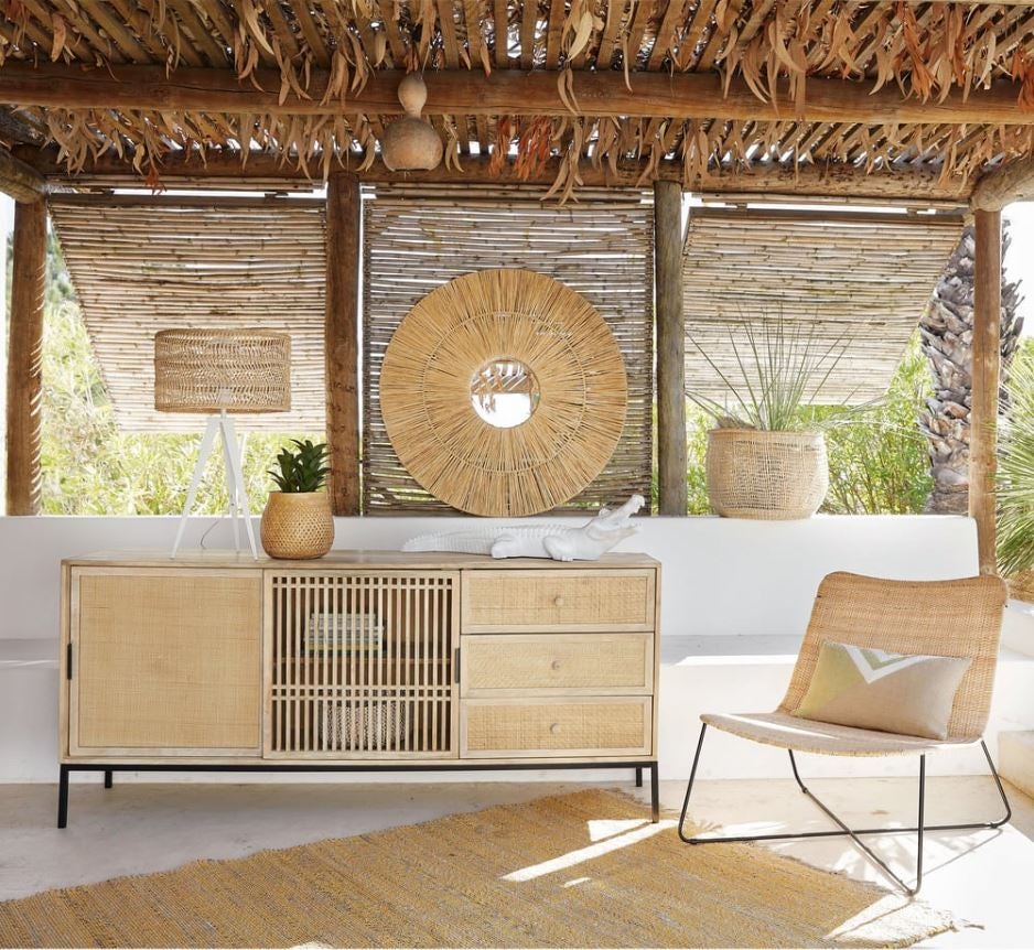 El aparador de madera de mango macizo y mimbre, perfecto para exteriores, pasa de 999 a 699.30 euros en las rebajas de Maisons du Monde.