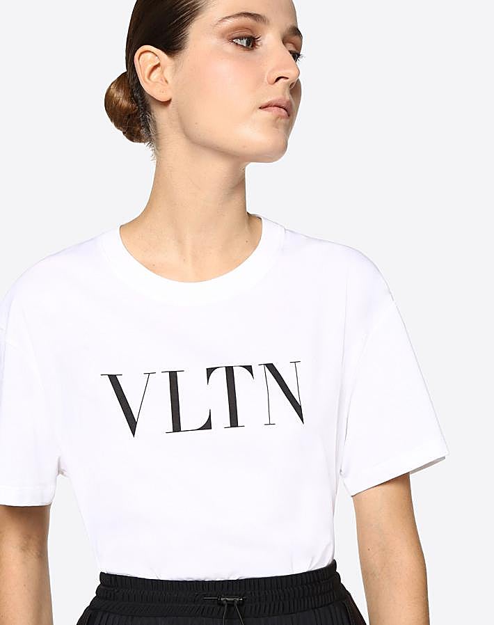 Si estás pensando en darte un capricho, esta camiseta de Valentino por 250 euros es sin duda, la mejor opción.