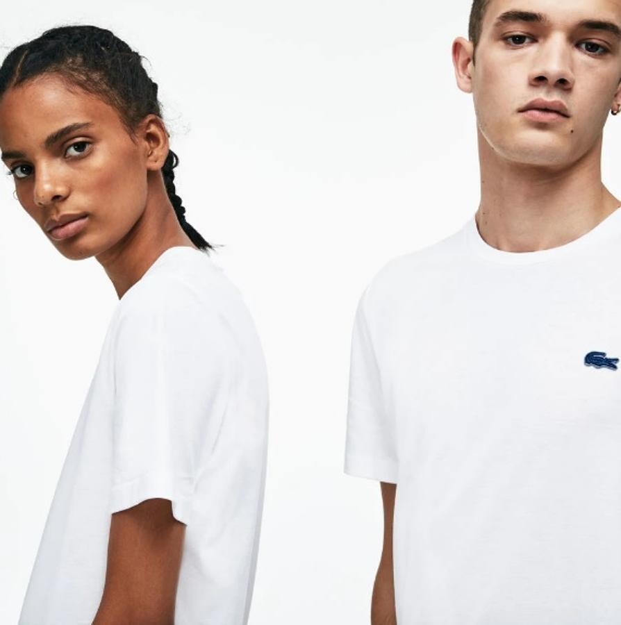 Esta camiseta unisex de Lacoste LIVE, la línea más innovadora de la marca, le dará a tu look ese punto retro –actualizado- que a veces necesitamos por 31 euros, antes costaba 45.
