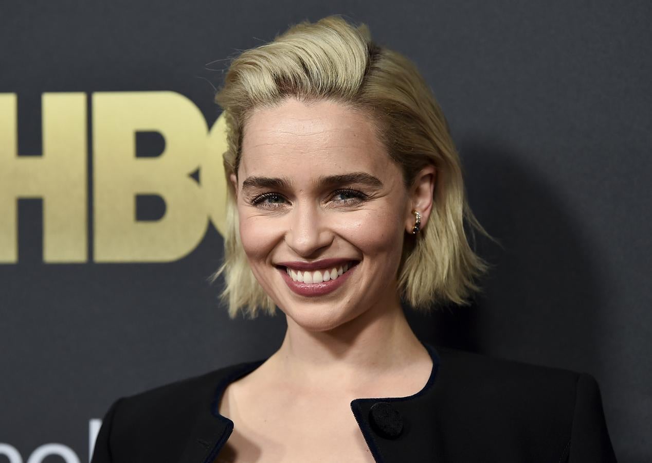 A pesar de que recientemente haya cambiado de corte, hace muy poquito lucía este 'short bob'. Emilia Clarke siempre optaba por peinarlo con su flequillo para atrás y con volumen para dar protagonismo a su rsotro y un extra de volumen a su pelo.