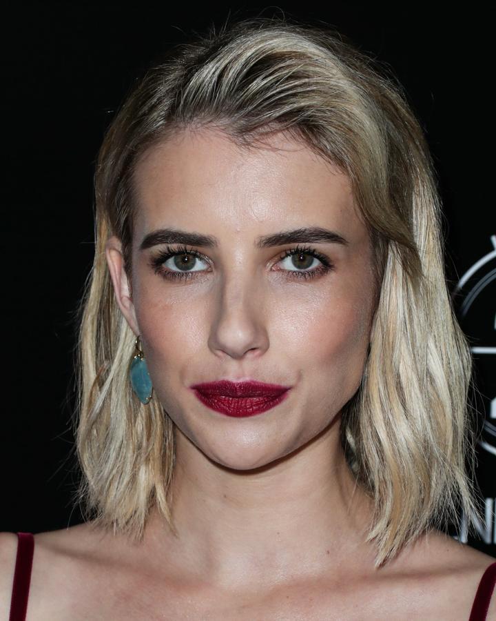 Emma Roberts prefiere retirar para atrás la primera sección de su cabello para dar protagonismo a su rostro y a sus facciones.