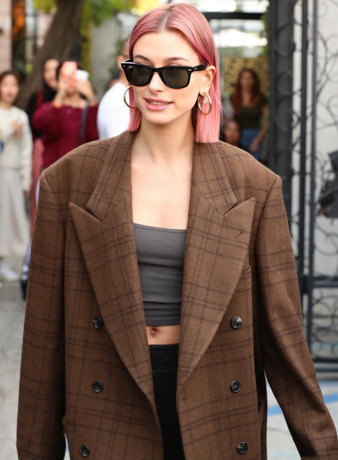 Hailey Baldwin se ha decantado recientemente por aportar a su corte sólido, un toque de color con un tono chicle súper favorecedor y atrevido.Ella prefiere llevar este corte hasta casi el inicio del cuello para no marcar más de la cuenta la facciones de su rostro.