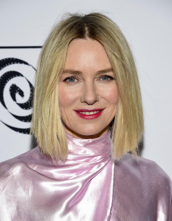 Naomi Watts lo prefiere con con los laterales de la parte prontal ligeramente más largos que el resto de la melena para alargar visualmente su rostro.