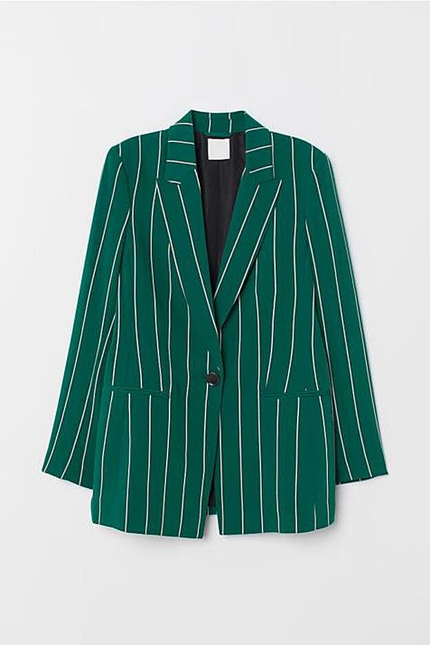 Americana con estampado de rayas verticales y cierre de botón, 29,99 euros.