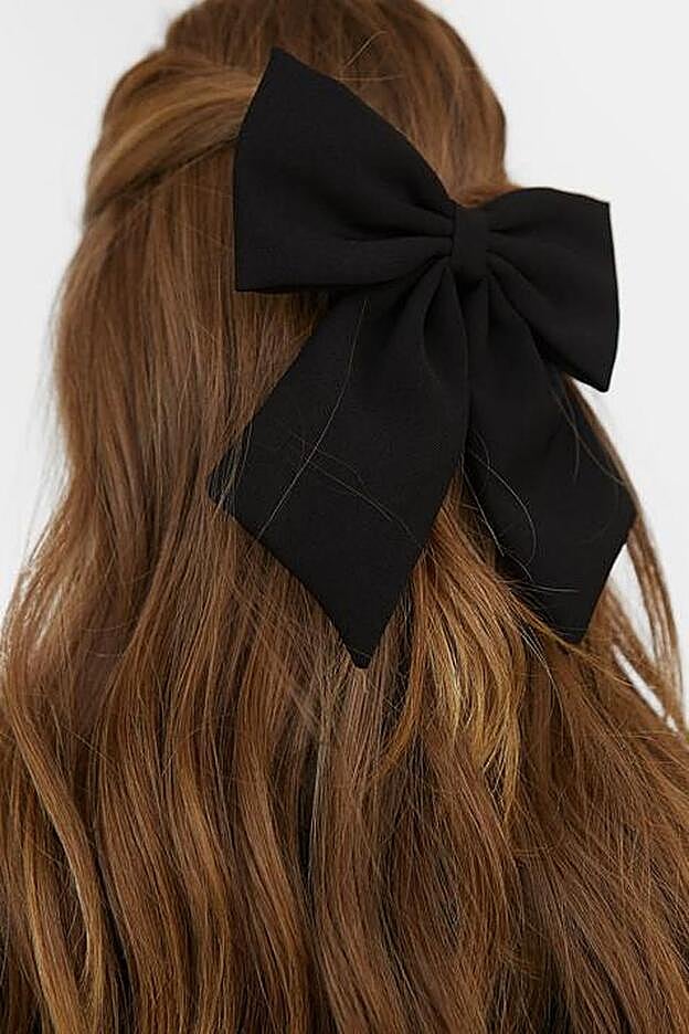 Lazo para el pelo, de Stradivarius (5,99 euros)..