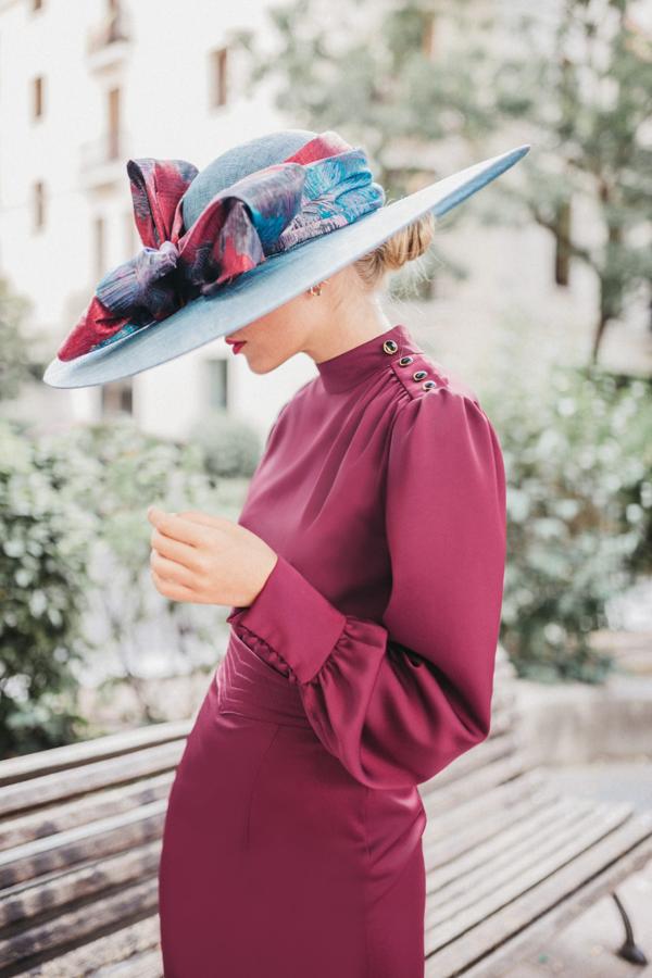 Este pamelón de Cherubina dará un toque súper sofisticado y llamativo a los looks de invitada de invierno de día. Eso sí, ten en cuenta que el protocolo marca que no te la puedes quitar ni siquiera en la mesa...