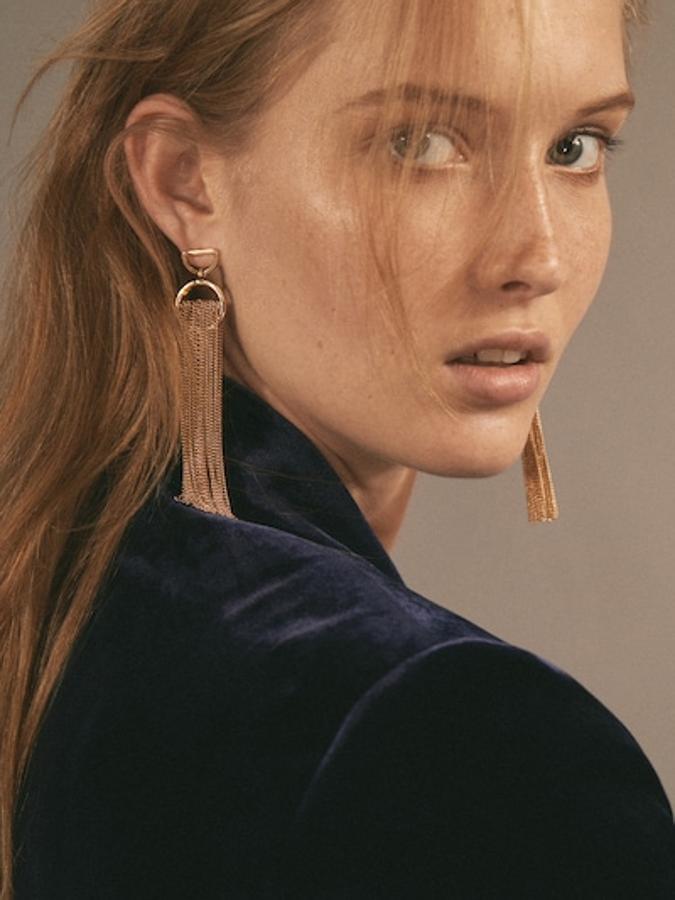 Unos maxi pendientes como estos dorados de Massimo Dutti elevarán cualquier look de invitada, por muy sencillo que sea (19.99 euros).