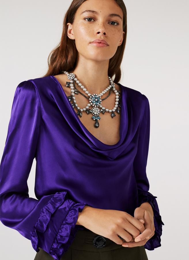 Este maxi collar de Uterqüe (39.99 euros) pondrá el toque de sofisticación perfecta a tu look de invitada más sencillo.