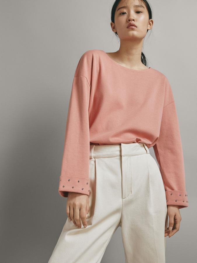 Sudadera con detalles de cristales en los puños, 19,95 euros.