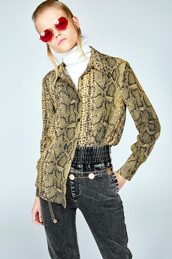 Camisa con estampado de serpiente, 19,99 euros.