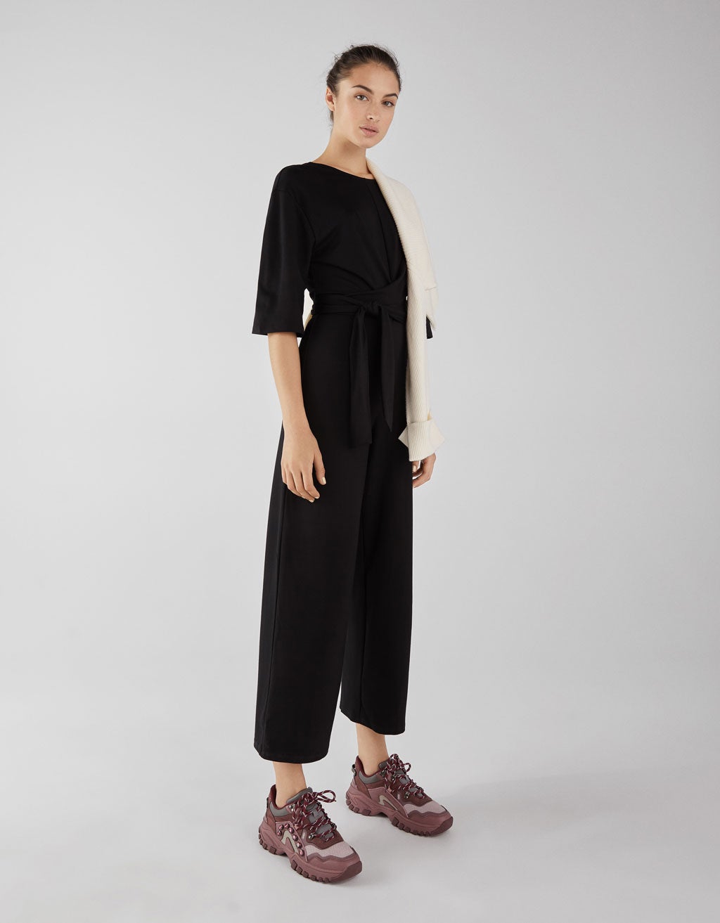 Mono con cinturón y espalda descubierta de Bershka: 7,99 euros.