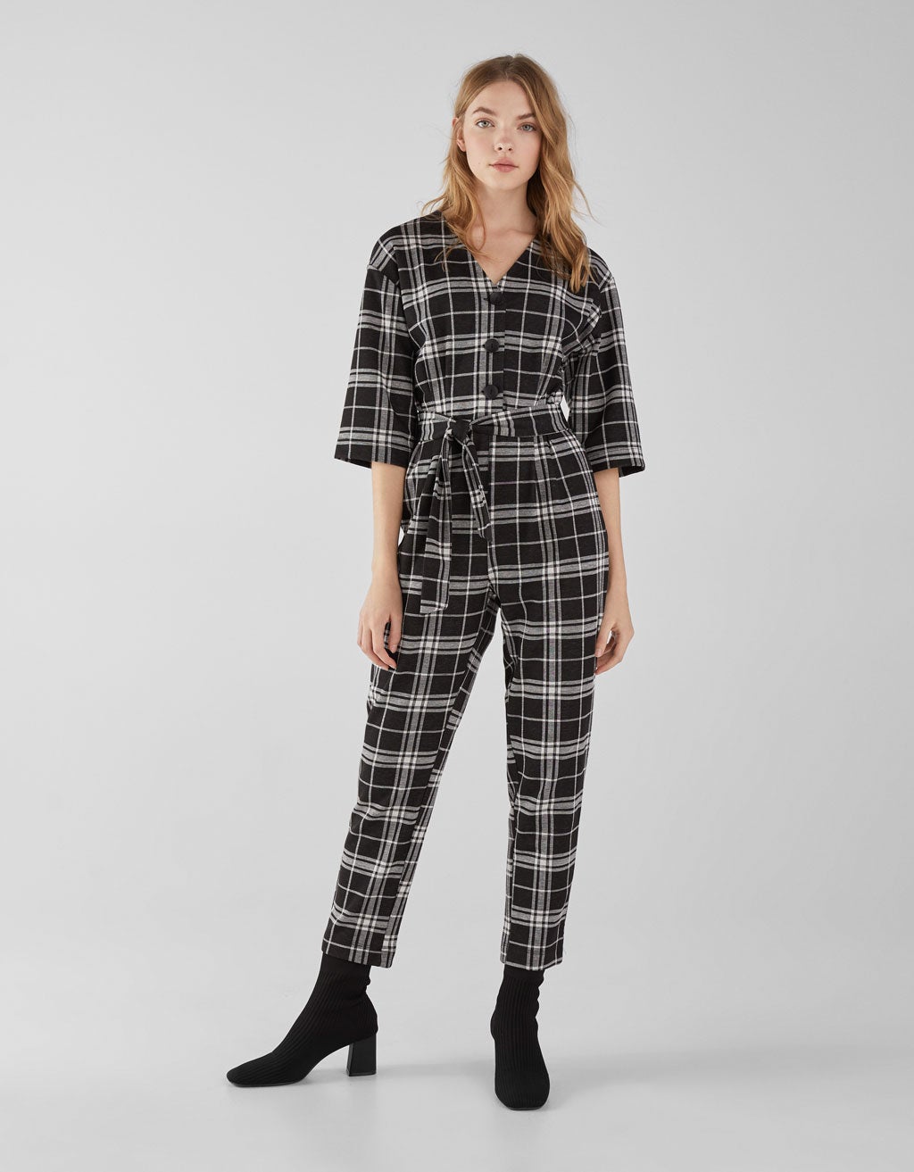 Mono largo con cinturón y estampado de cuadros de Bershka: 9,99 euros.