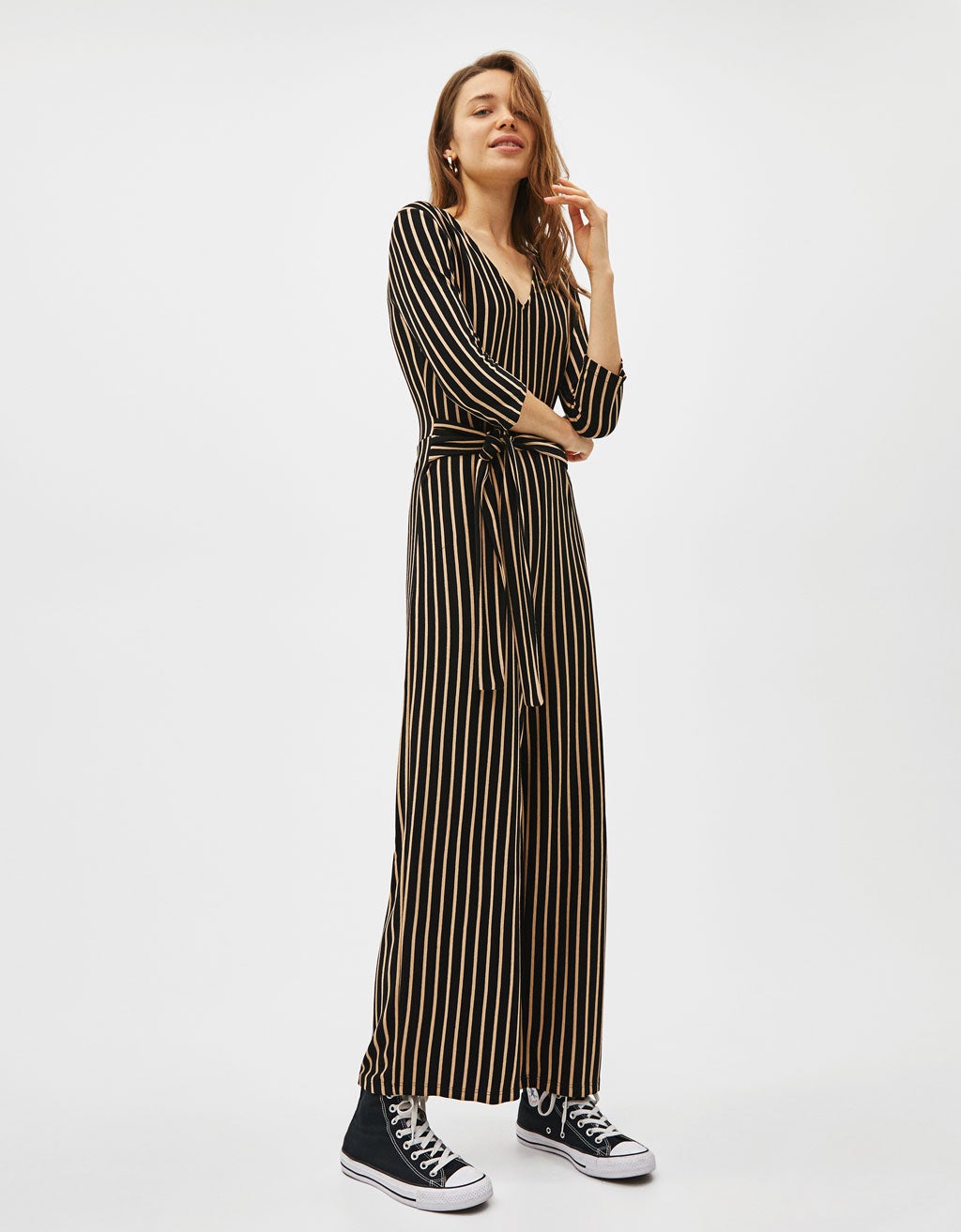 Mono largo con media manga y rayas verticales: 9,99 euros en Bershka.