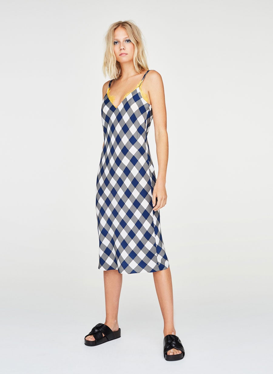 Este vestido lencero con estampado vichy nos ha robado el corazón. Estaba disponible por 150 euros y su precio ahora es de 79,95 euros.