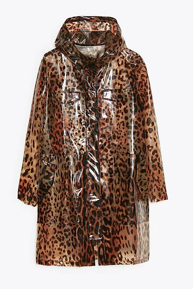 El chubasquero de estampado de leopardo de Uterqüe.